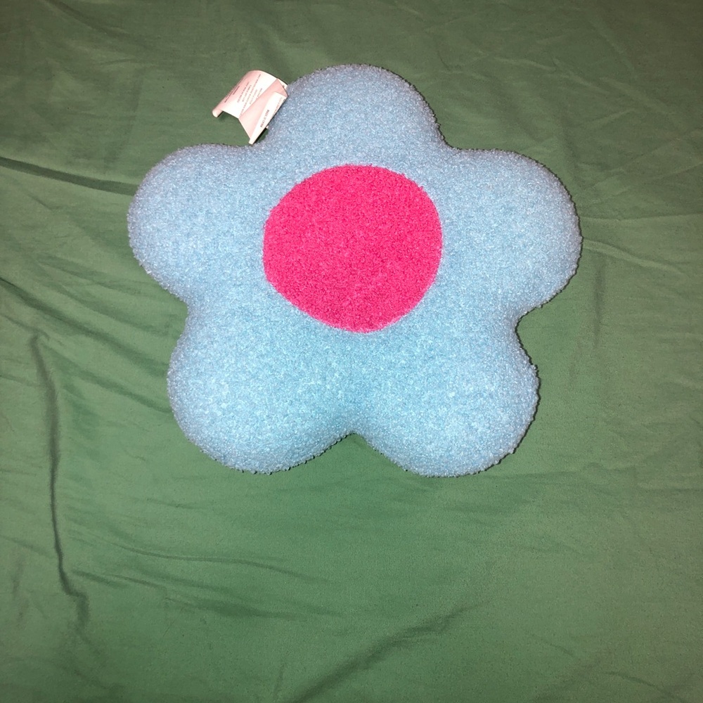 🚚 Plush Soft Flower Pillow